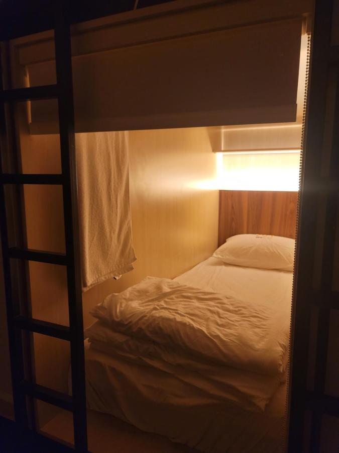 Westay Capsule Hostel Dubai Esterno foto