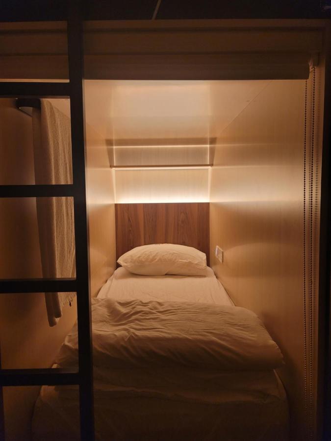 Westay Capsule Hostel Dubai Esterno foto
