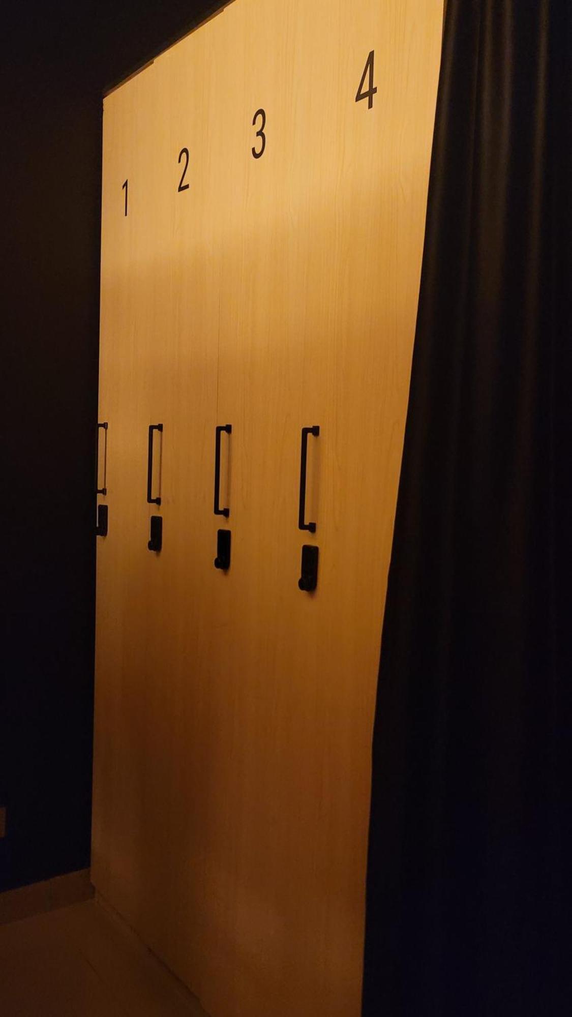 Westay Capsule Hostel Dubai Esterno foto