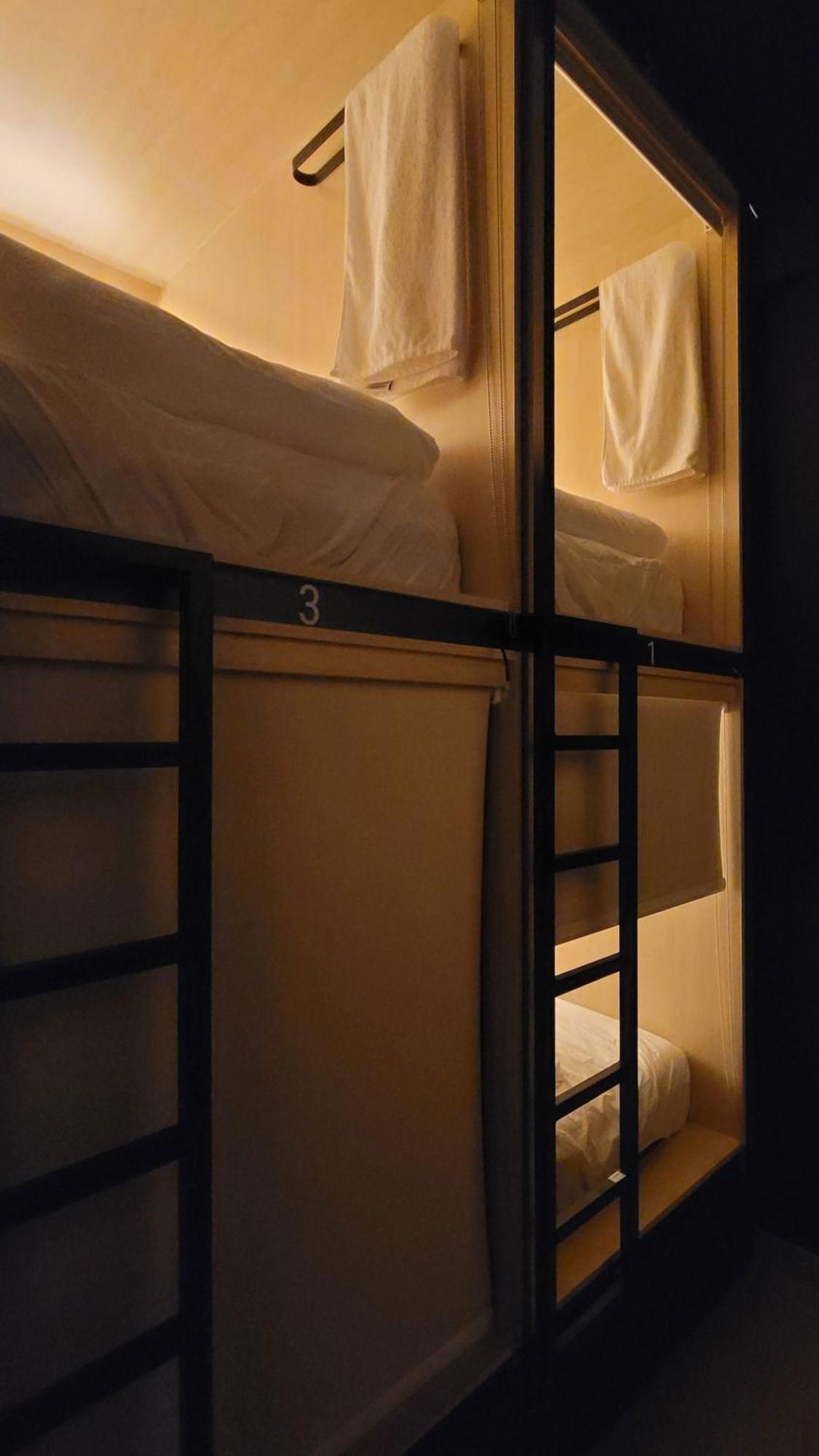 Westay Capsule Hostel Dubai Esterno foto