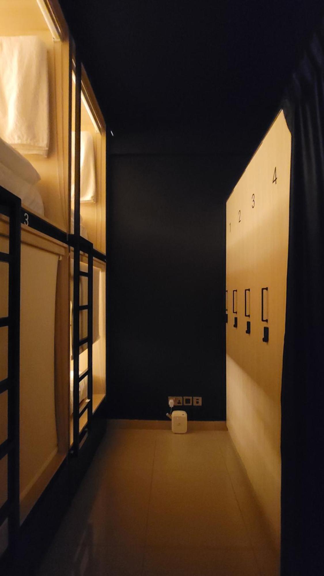 Westay Capsule Hostel Dubai Esterno foto