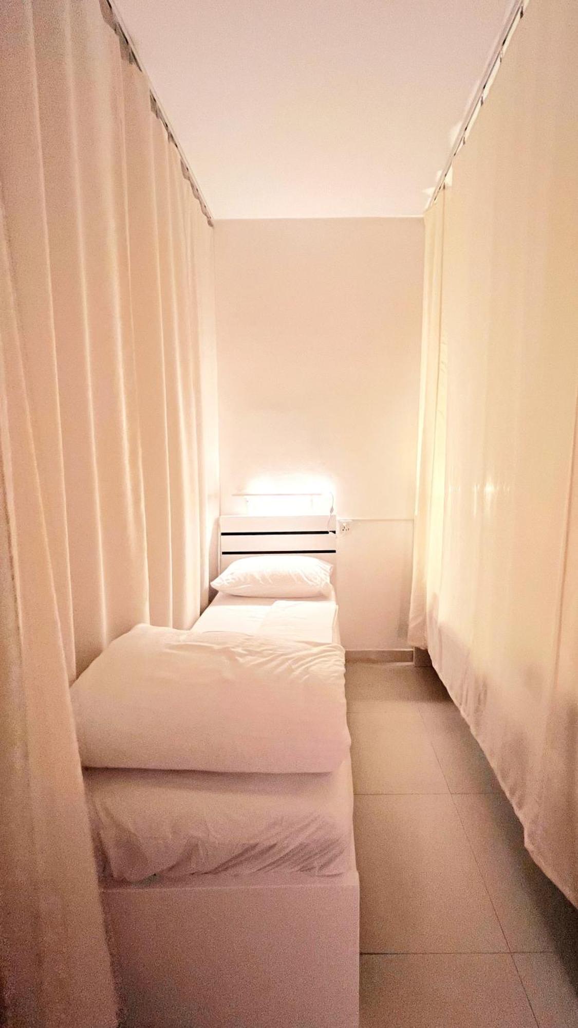 Westay Capsule Hostel Dubai Esterno foto